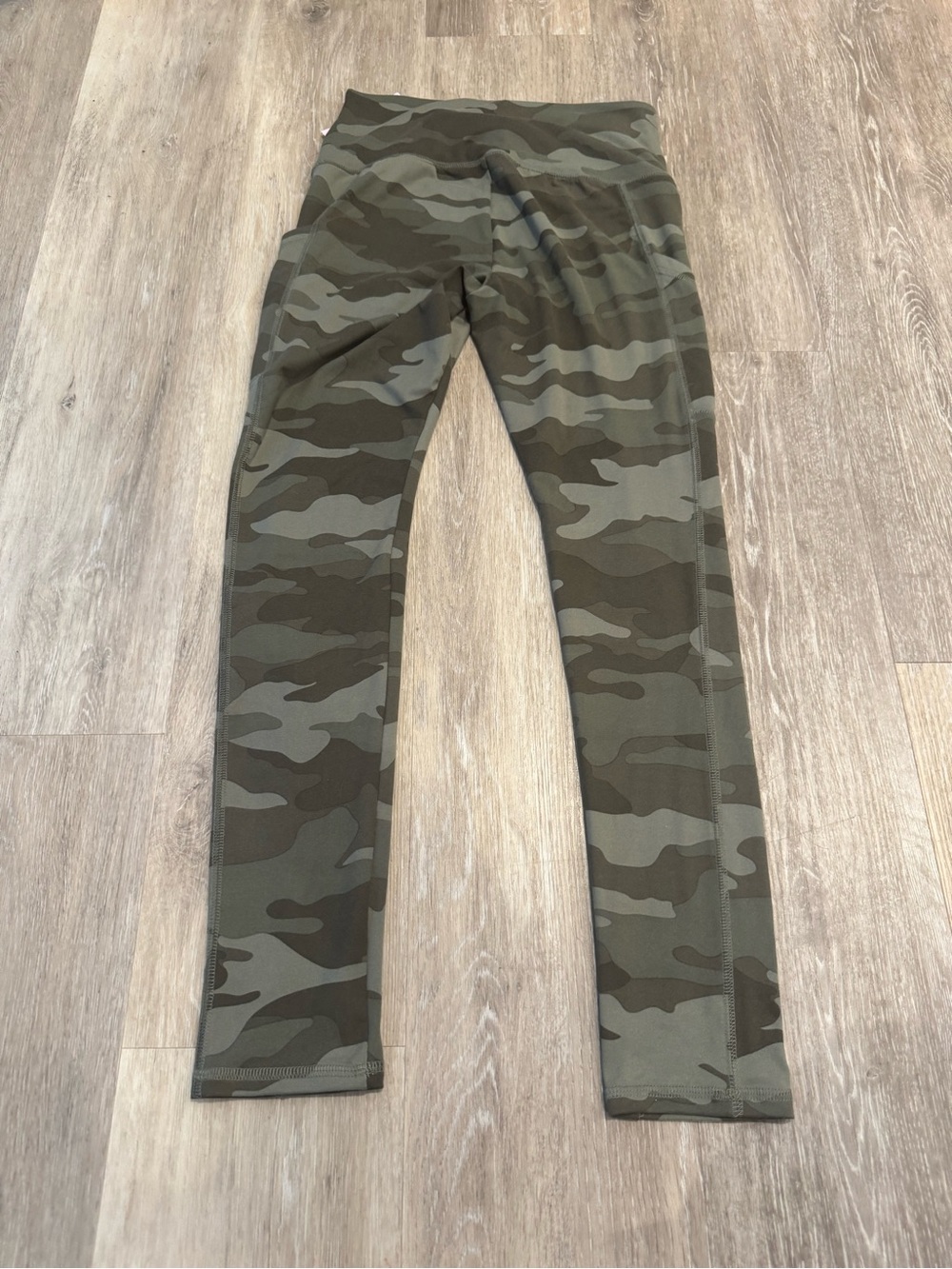 NWT Wild Fable green camouflage ankle leggings w/ convenient side pockets - Picture 2 of 5